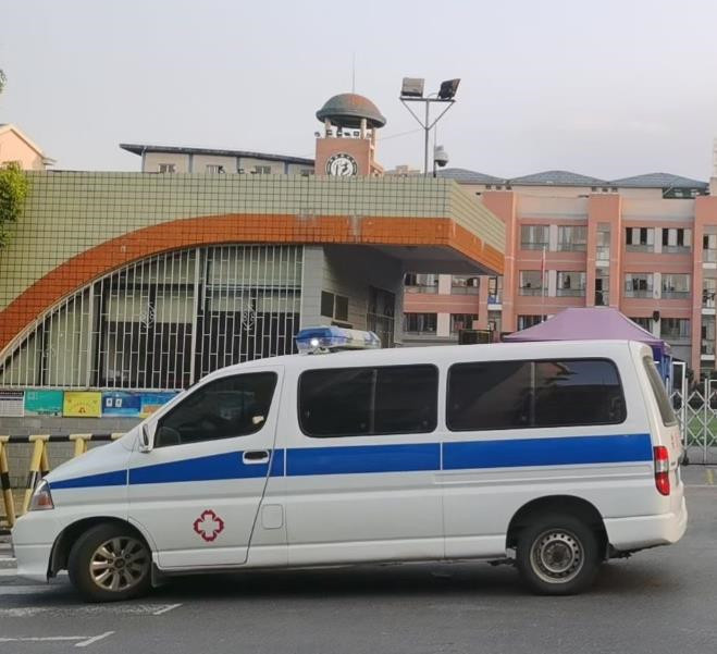 龙文救护车出租护送骨折病人一公里多少钱